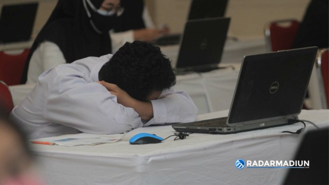 CALON ABDI NEGARA: Seorang peserta tampak kelelahan saat mengikuti tes CPNS. (DOKUMEN RADAR MADIUN)