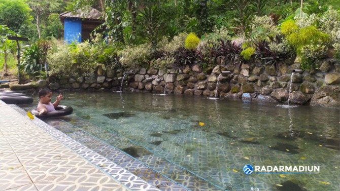 MASIH ALAMI: Seorang pengunjung anak berendam di kolam wisata alam Pancer Pitu, Sumberbendo, Saradan. (ANGGIYAN BAYU/JAWA POS RADAR CARUBAN)