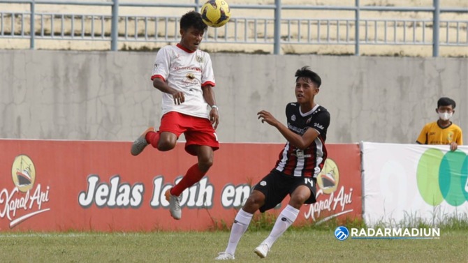 VICTORY: Persepon memastikan diri lolos ke 16 besar Liga 3 Jatim setelah mengalahkan Persepam Pamekasan 1-0. (ANGGER BONDAN/JAWA POS)