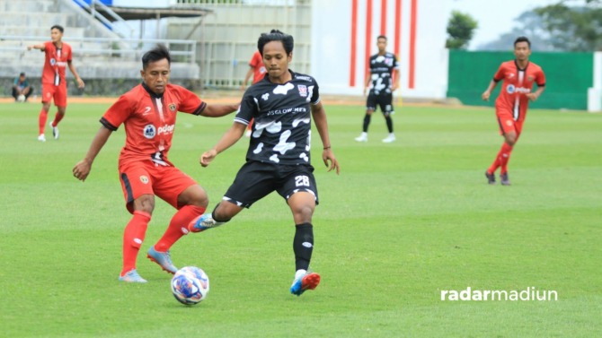LATIH TANDING: Pertandingan uji coba antara Persinga Ngawi melawan Persebi Boyolali. (ISTIMEWA)