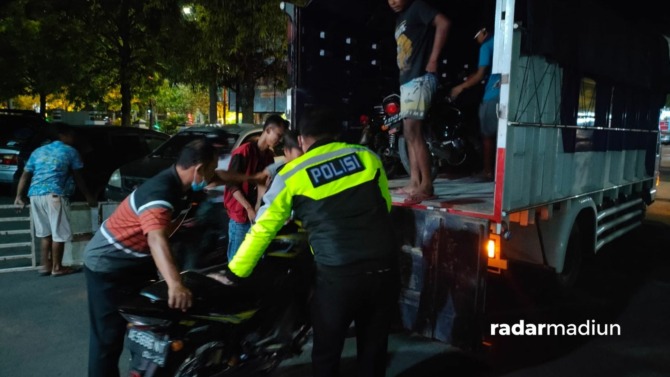 DIANGKUT: Satlantas Polres Ngawi mengamankan 29 motor dalam razia balap liar di jalan Desa Ngale, Paron, Senin malam (24/1). (ISTIMEWA)