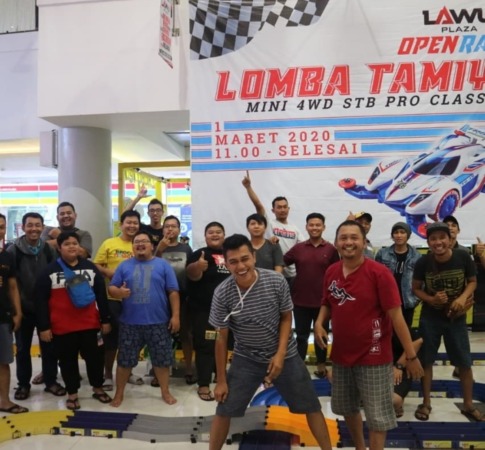 MASIH EKSIS: Anggota komunitas Madiun United saat berkumpul di sebuah mal beberapa waktu lalu. (ISTIMEWA)