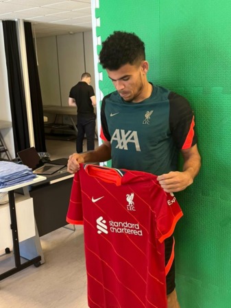 Luis Diaz resmi bergabung dengan Liverpool. (Twitter Liverpool FC)