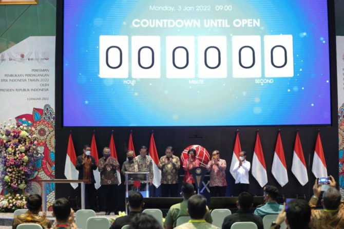 EKONOMI: Presiden Jokowi bersama dengan Menko Perekonomian Airlangga Hartarto saat pembukaan perdagangan Bursa Efek Indonesia (BEI), Senin (3/1). (EKO SUNI BEI FOR RADAR MADIUN)