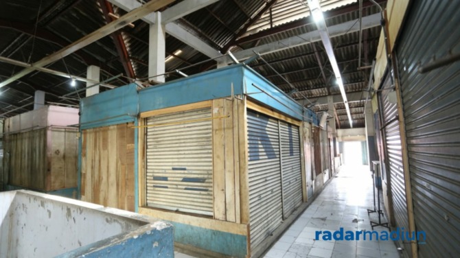 BAKAL DIREHAB: Bangunan lantai dua Pasar Sleko bakal direhabilitasi total Maret mendatang.  (BAGAS BIMANTARA/JAWA POS RADAR MADIUN )
