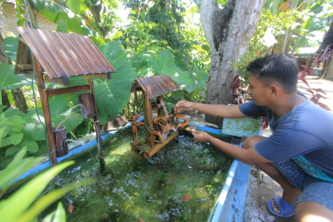Bambu wulung teronggok mengisi salah satu sudut ruangan rumah Ari Dwi Priwanto di Desa Tatung, Balong, Ponorogo. (AJI PUTRA/RADAR PONOROGO)