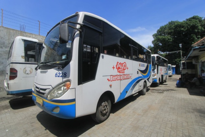 ANGKUTAN UMUM: Angkutan perintis DAMRI menjadi satu-satunya angkutan umum yang melewati jalur Ponorogo -Tulungagung via Gunung Sooko. (AJI PUTRA/JAWA POS RADAR PONOROGO)