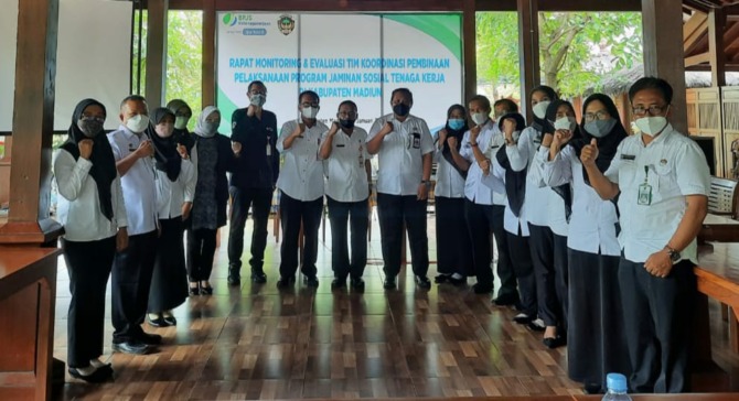KOORDINASI: Pihak BPJS Ketenagakerjaan beserta sejumlah pejabat OPD Pemkab Madiun menggelar monev membahas pembinaan pelaksanaan program jaminan sosial tenaga kerja di salah satu rumah makan di Kresek, Rabu (26/1). (ISTIMEWA)