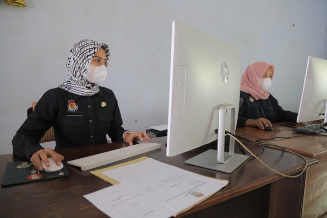 PENYELENGGARA PEMILU: Karyawan KPU Kota Madiun beraktivitas seperti biasa kendati tidak ada pelaksanaan pesta demokrasi pada tahun ini. (BAGAS BIMANTARA/RADAR MADIUN)