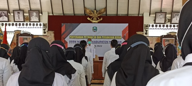ABDI NEGARA: Bupati Suprawoto memimpin acara pengangkatan ratusan nakes menjadi PPPK beberapa waktu lalu. Rekrutmen PPPK pada tahun ini masih menggantung. (DOK RADAR MAGETAN)
