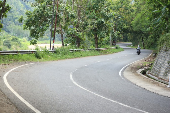 60 KILOMETER: Banyak jalan menikung tajam di sepanjang ruas Jalan Raya Pacitan–Ponorogo. (SUGENG DWI N/RADAR PACITAN)