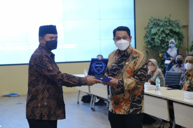 PRESTASI: Wali Kota Madiun Maidi menerima penghargaan dari Kepala BPS Jawa Timur Dadang Hardiwan atas capaian Demangan sebagai kelurahan ter-cantik di Jatim, Jumat (28/1). (BAGAS BIMANTARA/RADAR MADIUN)