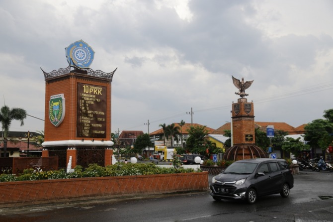 ARTISTIK: Tugu PKK yang rampung dibangun di depan Mapolresta Madiun. Tahun ini pemkot berencana membangun tugu serupa di sekitar Pos Polisi 901. (BAGAS BIMANTARA/RADAR MADIUN)