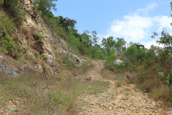 INFRASTRUKTUR: Akses menuju ke Pelabuhan Gelon telah dibuka meskipun belum mulus. (SUGENG DWI N/RADAR PACITAN)
