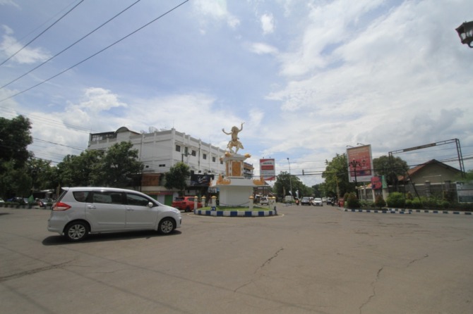 SENI: Patung-patung di simpang empat jalanan Ponorogo berubah warna menjadi kekuning-kuningan. (AJI PUTRA/RADAR PONOROGO)