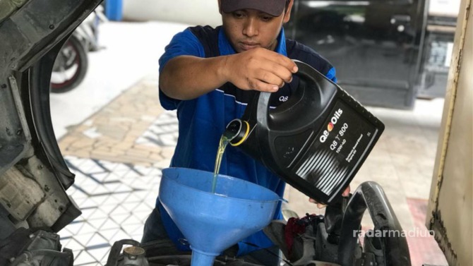 SESUAIKAN SPEK MOBIL: Memilih tipe oli mesin sesuai dengan spesifikasi kendaraan mampu menjaga performa dan keawetan mesin mobil.