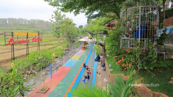 MENJANJIKAN: Objek wisata Lembah Wilis di Desa Kresek, Wungu, Kabupaten Madiun, yang belakangan diminati wisatawan. (BAGAS BIMANTARA/JAWA POS RADAR MADIUN)