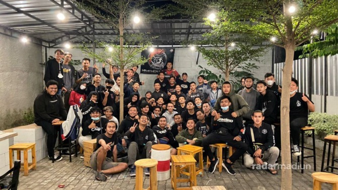 KEBERSAMAAN: Anggota KRS kopi darat di salah satu kafe di Kota Madiun.  (DOKUMEN KRACKER ROMAWI SUPERMOTO)