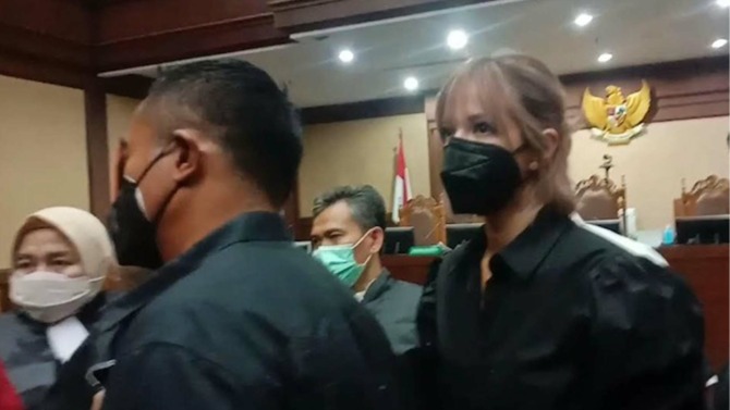Nia Ramadhani dan Ardi Bakrie saat menjalani sidang perkara kasus narkoba yang melilitnya (Abdul Rahman/JawaPos.com)