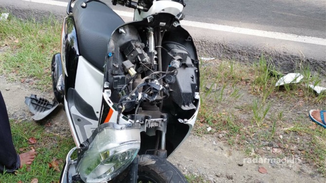 RUSAK: Motor yang dikendarai korban ringsek usai ditabrak oleh sebuah truk boks di Jalan Raya Ngawi-Solo kemarin (17/1). (ISTIMEWA)
