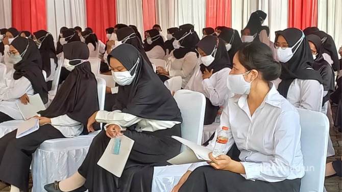 TAHAPAN: Peserta rekrutmen CPNS dan PPPK 2021 yang lolos sedang melakukan pemberkasan. (ASEP SYAEFUL BACHRI/JAWA POS RADAR NGAWI)