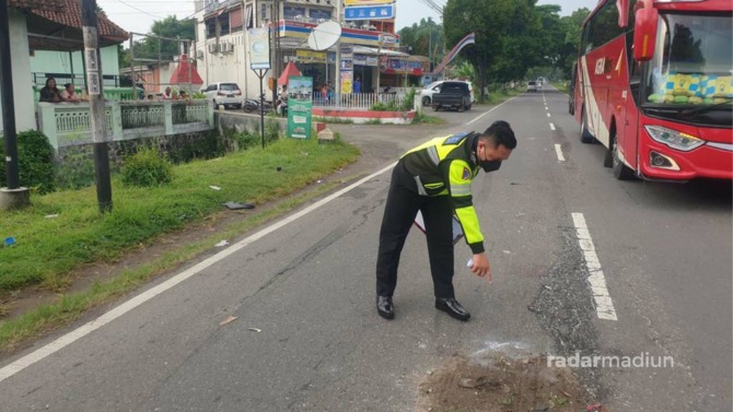LAKA LANTAS: Polisi melakukan olah TKP di lokasi tabrakan pikap vs motor di Jalan Raya Maospati-Madiun, Minggu (9/1). (ISTIMEWA)