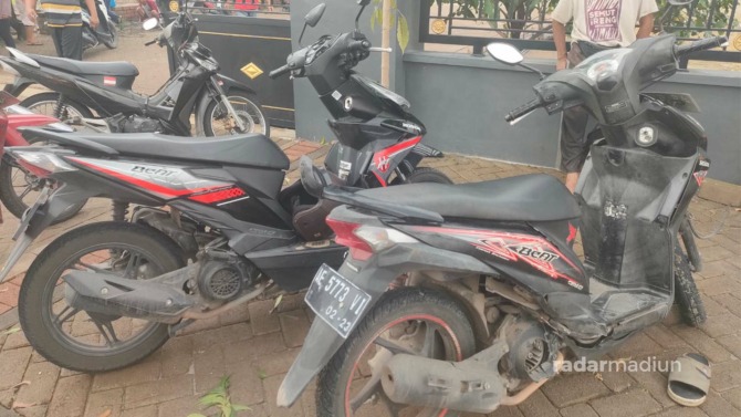DIAMANKAN: Dua sepeda motor yang terlibat kecelakaan di Jalan Garuda, Serangan, Sukorejo diamankan polisi. (ISTIMEWA)