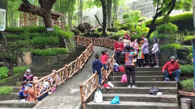 SUDAH TIDAK RELEVAN: Disparpora Ngawi berencana menaikkan harga tiket masuk Wisata Taman Tawun. (ASEP SYAEFUL BACHRI/JAWA POS RADAR NGAWI)