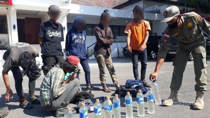 TERTANGKAP: Para anak jalanan (anjal) dari luar daerah menjadikan Ngawi sebagai tempat transit. (DOK RADAR NGAWI)