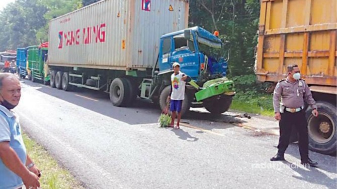 TABRAKAN KARAMBOL: Petugas mengatur lalu lintas akibat kecelakaan beruntun empat truk di Jalan Raya Ngawi–Solo, Sabtu lalu. (SATLANTAS POLRES NGAWI FOR JAWA POS RADAR NGAWI)