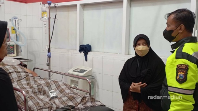 TABRAK LARI: Korban dilarikan ke RSUD dr Darsono. Pengemudi Datsun Go masih dalam buruan polisi. (SATLANTAS FOR JAWA POS RADAR PACITAN)