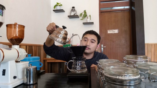 INOVATIF: Mohammad Riskyka Syawalasana menyeduh secangkir kopi untuk pelanggan. (NUR CAHYONO/JAWA POS RADAR PACITAN)