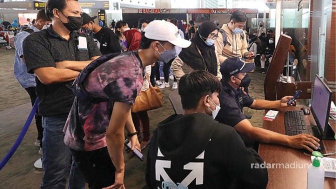 Para pelaku perjalanan dari luar negeri menjalani skrining. (FREDIK TARIGAN/JAWA POS)