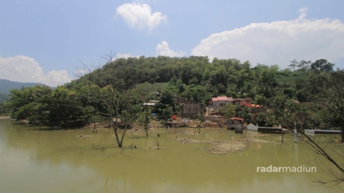 TELAGA: Air menggenangi lahan yang dulunya merupakan bekas pemakaman warga di Desa Temon, Sawoo, Ponorogo. (AJI PUTRA/RADAR PONOROGO)
