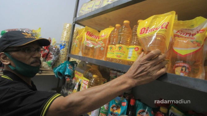 MASIH MAHAL: Pedagang di Ponorogo masih menyual minyak goreng dengan harga lebih dari normalnya. (AJI PUTRA/RADAR PONOROGO)