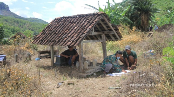 TANAH MAKAM: Pemakaman di Dusun Krajan, Desa Ngadirojo, Sooko, Ponorogo ini bakal tenggelam tergenangi luapan air Waduk Bendo. (DOK RADAR PONOROGO)