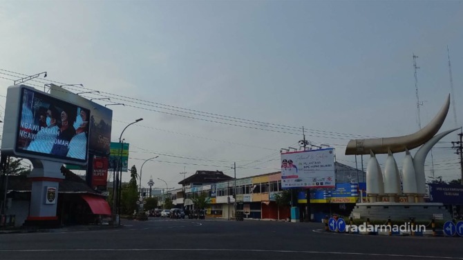 EKONOMI: Investasi industri di Ngawi makin diminati. Tugu Kartonyono menjadi simbol Kota Ngawi yang ramah investasi. (ASEP SYAEFUL/RADAR NGAWI)
