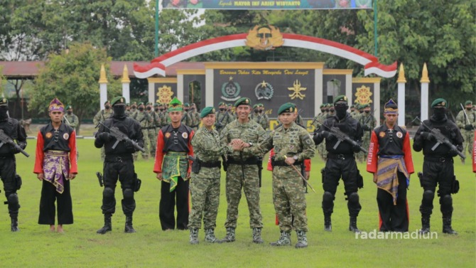 TONGKAT KOMANDO: Komandan Brigif Para Rider 18/Trisula/2 Kostrad Kolonel Inf I Gusti Bagus Putu Wijangsa memimpin sertijab di Mako Yonif Para Raider 501/Bajra Yudha kemarin (18/1). (BAGAS BIMANTARA/RADAR MADIUN)