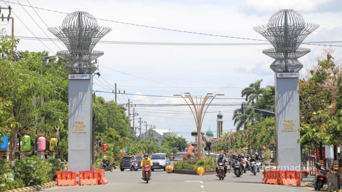 ARTISTIK: Pembangunan tugu lampu PSC diprediksi selesai bulan ini. (BAGAS BIMANTARA/JAWA POS RADAR MADIUN)
