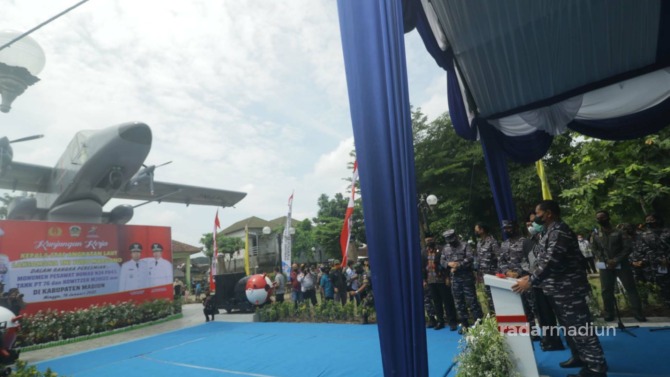 GAGAH: KSAL Laksamana TNI Yudo Margono meresmikan monumen pesawat Nomad N-24 P-843 dan dua monumen alutsista lainnya di Kabupaten Madiun kemarin (16/1). (R. BAGUS RAHADI/JAWA POS RADAR MADIUN)