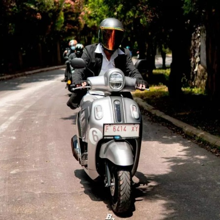 Nunu menjajal mengendarai Yamaha Fazzio Hybrid–Connected dalam touring. (ISTIMEWA)