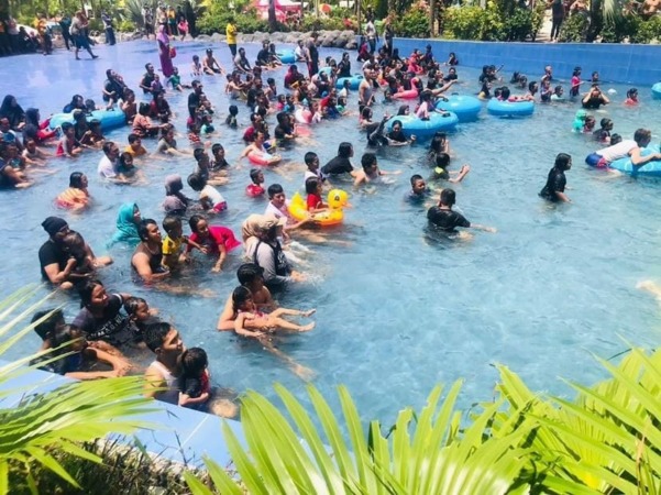 DISIPLIN PROKES: Kunjungan wisatawan ke Nusantara Edupark Madiun cukup ramai kendati dalam kondisi pandemi Covid-19. (SATRIO JATI WASKITO/JAWA POS RADAR CARUBAN)