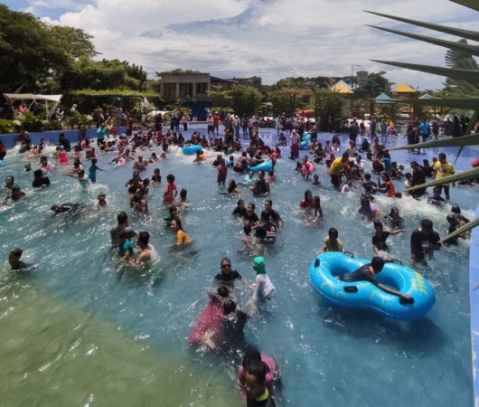 REFRESHING: Wahana wisata waterboom di Kecamatan Wungu, Kabupaten Madiun, ramai pengunjung pada akhir pekan dan hari libur. (SATRIO JATI WASKITO/JAWA POS RADAR CARUBAN)