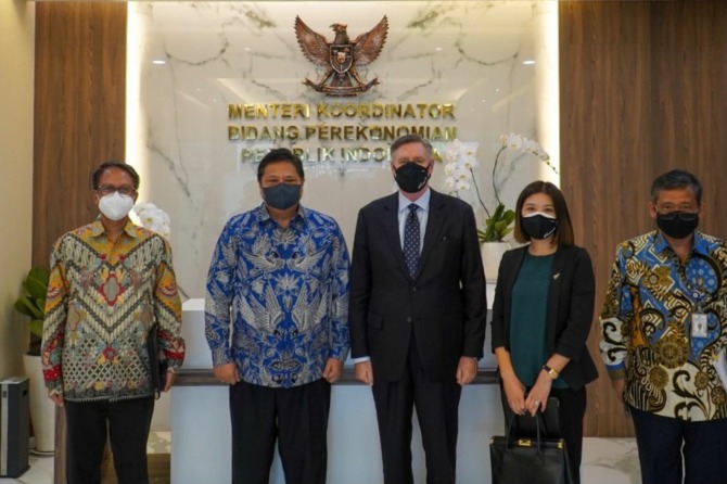 BILATERAL: Menteri Koordinator Bidang Perekonomian Airlangga Hartarto bertemu dengan Duta Besar Selandia Baru untuk Indonesia, H.E. Kevin Burnett ONZM di Jakarta pada Rabu (2/2). (ISTIMEWA)