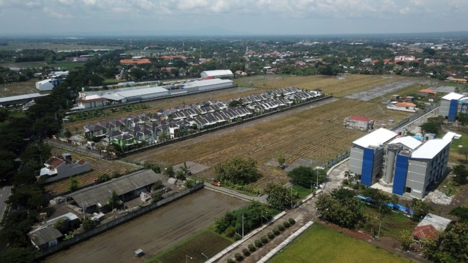 PESAT: Pertumbuhan ekonomi di kawasan ring road barat berkembang pesat seiring pembangunan infrastruktur. Kondisi itu dinilai bakal terjadi ketika ring road timur dibangun. (BAGAS BIMANTARA/RADAR MADIUN)