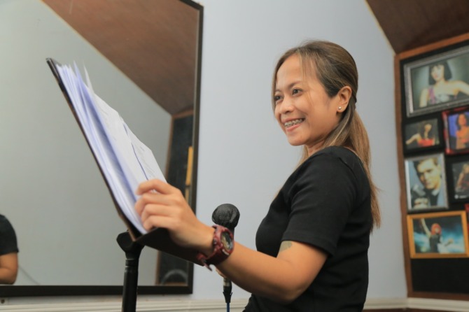 INSPIRASHE: Neny Widyastuti akrab dengan dunia olah vokal. (BAGAS BIMANTARA/RADAR MADIUN)