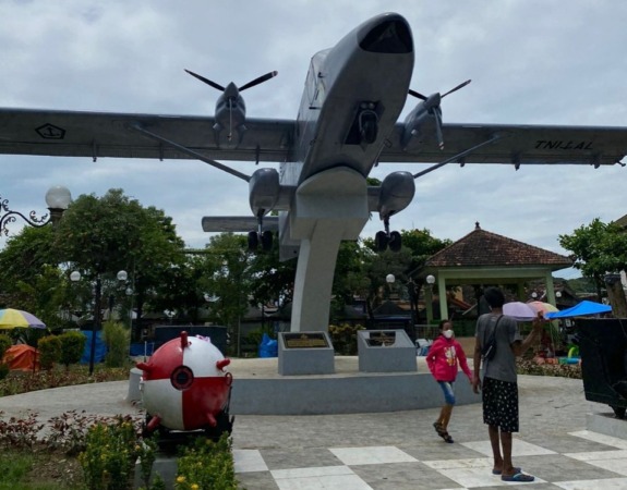 INSTAGRAMABLE: Seorang pengunjung sengaja mampir ke TKCA lantaran ingin melihat monumen Nomad dari dekat. (DENI KURNIAWAN/RADAR MADIUN)