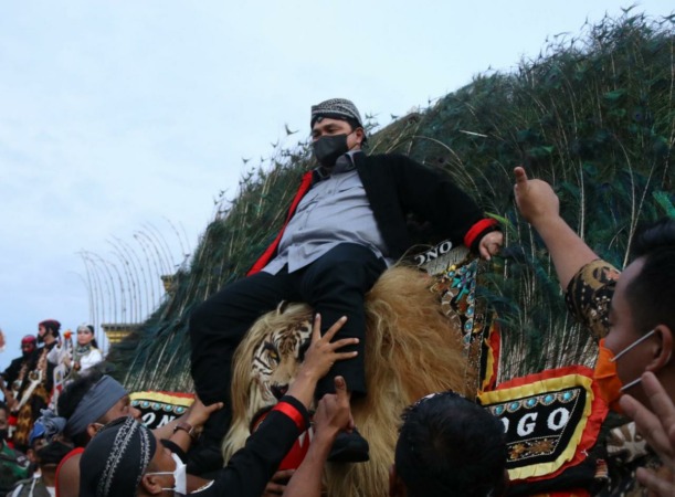 DIARAK: Menteri BUMN Erick Thohir mendapat sambutan antusias para seniman reyog ketika berkunjung ke Ponorogo kemarin (5/2). (ISTIMEWA)