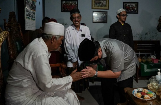 SILATURAHMI: Menteri BUMN Erick Thohir sungkem kepada KH Masykuri Toyib (Mbah Kuri) di Ponorogo, Sabtu (5/2). (ISTIMEWA)