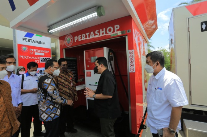 LIHAT-LIHAT: Menteri BUMN Erick Thohir didampingi Dirut PT Pertamina Patra Niaga Alfian Nasution meninjau displai Pertashop. (BAGAS BIMANTARA/RADAR MADIUN)